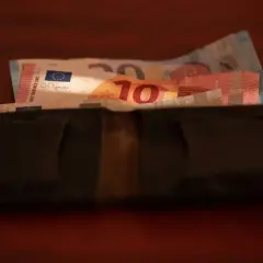 Ile kosztuje godzina pracy opiekunki osoby starszej? Sprawdź stawki!