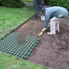 Bezpieczne podłoże pod plac zabaw w ogrodzie - co wybrać, by chronić dzieci?