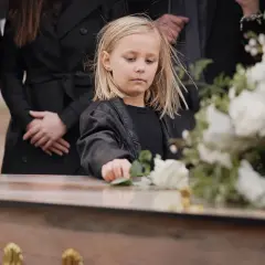 Co włożyć dziecku do trumienki, aby uczcić jego pamięć?