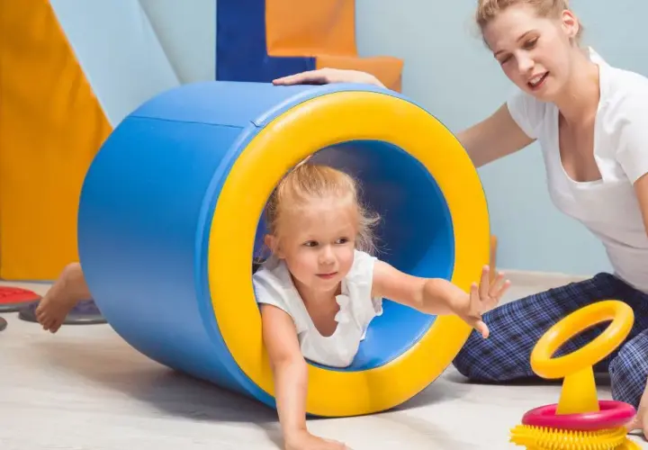 Jak sala sensoryczna w przedszkolu wspiera rozwój dzieci i ich potrzeby