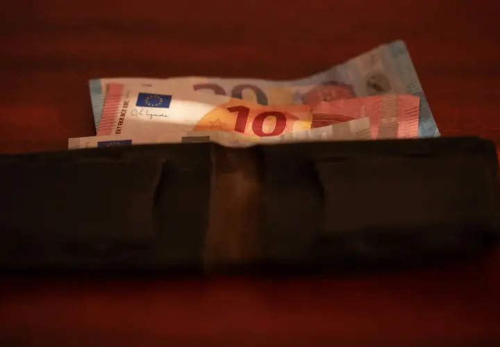Ile kosztuje godzina pracy opiekunki osoby starszej? Sprawdź stawki!