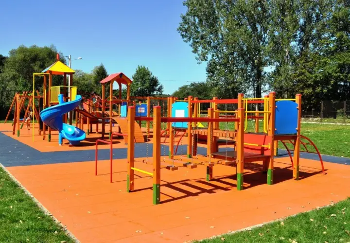 Czym pomalować plac zabaw, aby był bezpieczny i trwały?