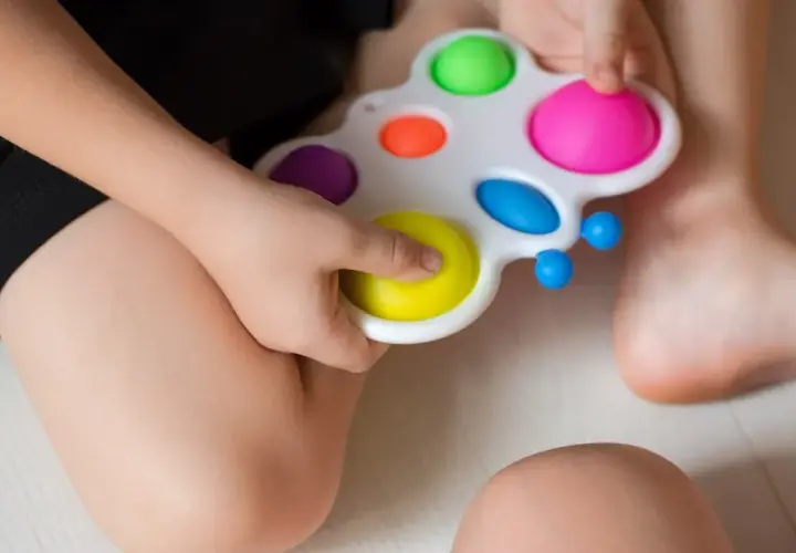 Zabawki sensoryczne dla niemowlaka: Jak wspierają rozwój dziecka
