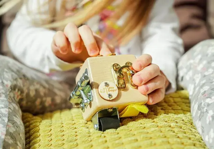 Zabawki sensoryczne Montessori – jak wspierają rozwój Twojego dziecka?
