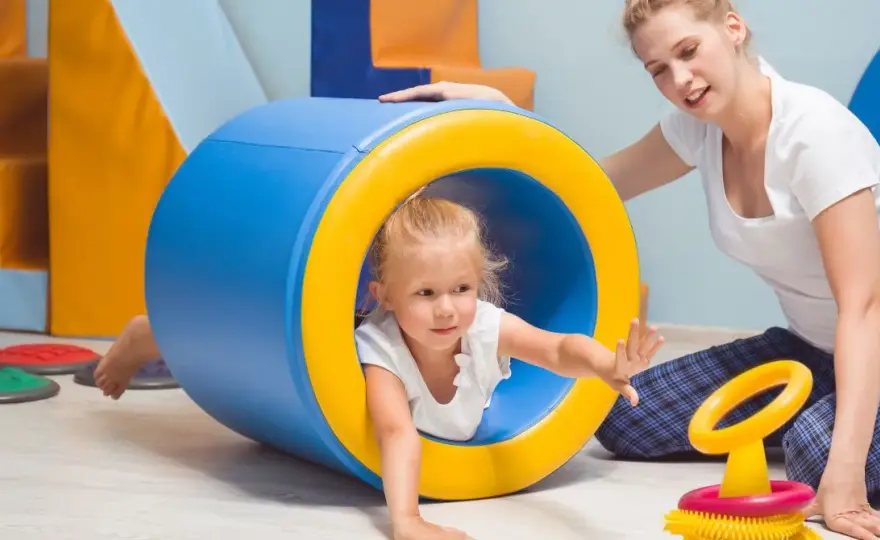 Jak sala sensoryczna w przedszkolu wspiera rozwój dzieci i ich potrzeby