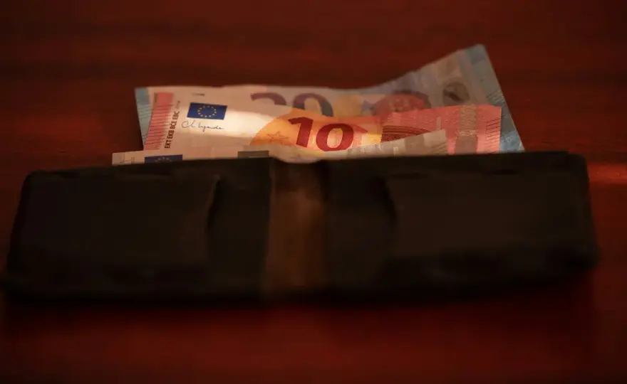Ile kosztuje godzina pracy opiekunki osoby starszej? Sprawdź stawki!