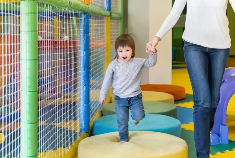 Ile godzin pracuje opiekunka w żłobku? Poznaj zaskakujące fakty