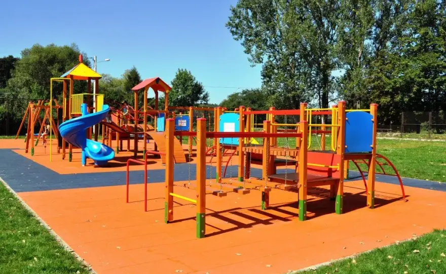 Czym pomalować plac zabaw, aby był bezpieczny i trwały?