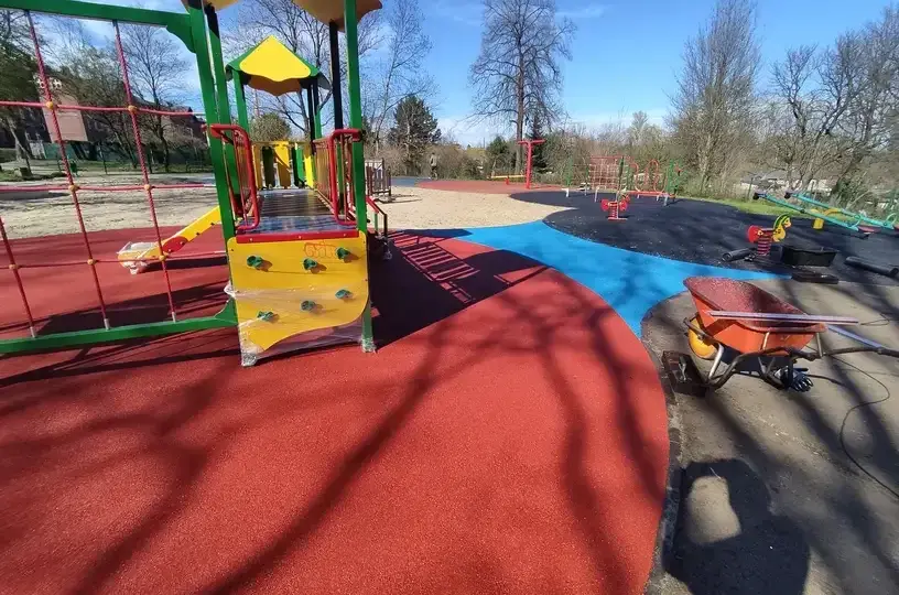 Jaka nawierzchnia na plac zabaw zapewni bezpieczeństwo i trwałość