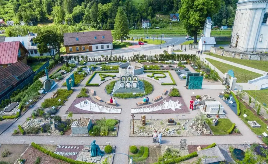Ogrody sensoryczne w Muszynie – godziny otwarcia i dostępność 24/7