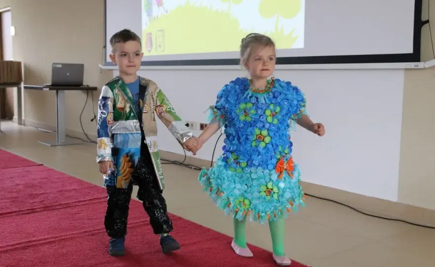 Jak zrobić strój ekologiczny dla chłopca z rzeczy z odzysku?