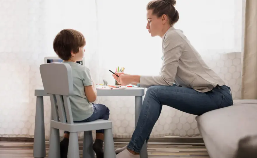 Jakie pytania zadaje psycholog dziecku i jak mogą pomóc w terapii