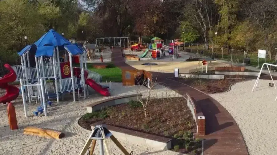 Zdjęcie Plac Wilsona plac zabaw czy jest otwarty? Sprawdź godziny i status