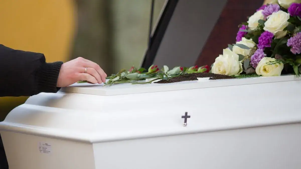 Zdjęcie Co włożyć dziecku do trumienki, aby uczcić jego pamięć?